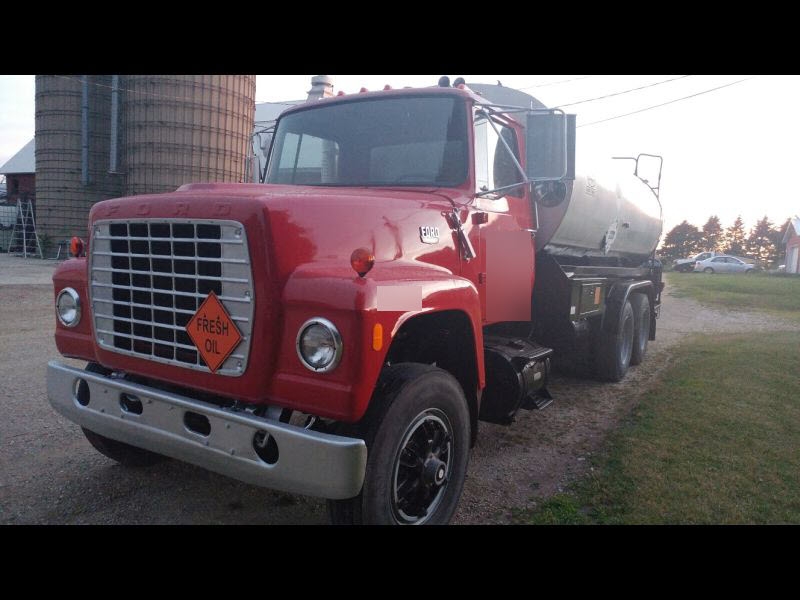 Ford L8000 With Etnyre Oil Distributor