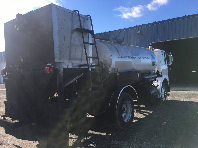 Used 2000 GALLON ETNYRE Distributor for sale
